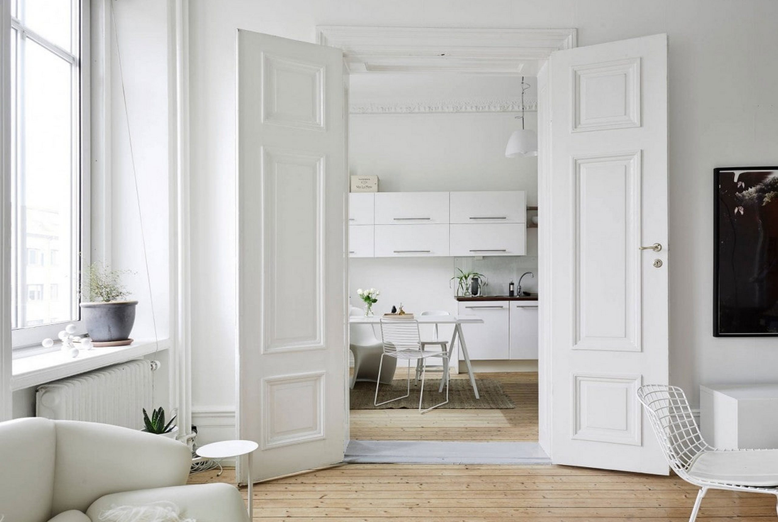 Дизайн квартиры с дверями. Сканди двери межкомнатные белая. Двери в стиле Сканди. Сканди интерьер двери. Межкомнатные двери белые Сканди стиль.