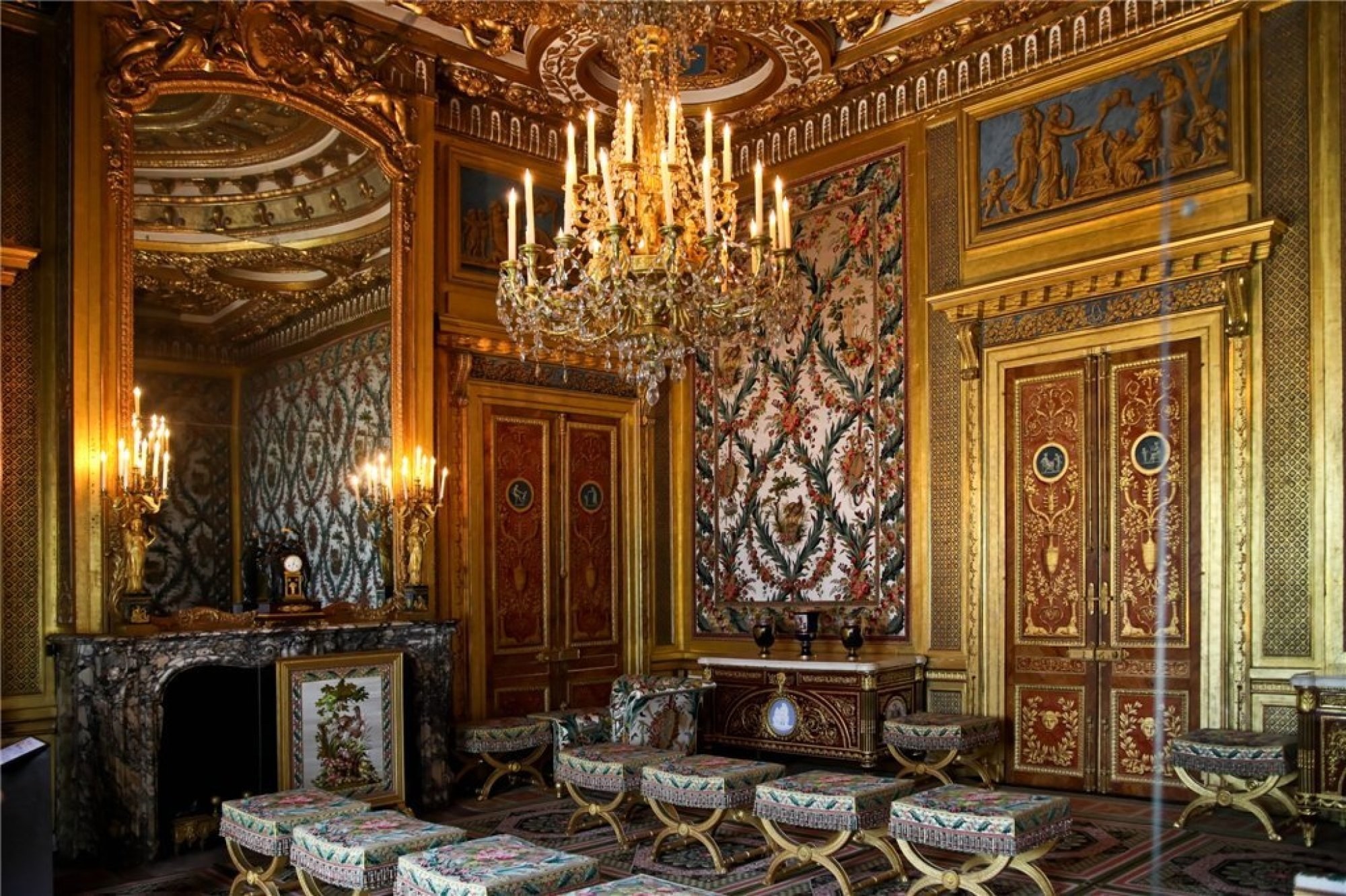 Версаль интерьер. Ампир дворец Фонтенбло. Версальский дворец спальня короля. Спальня императора, дворец Фонтенбло. Версальский дворец рококо.