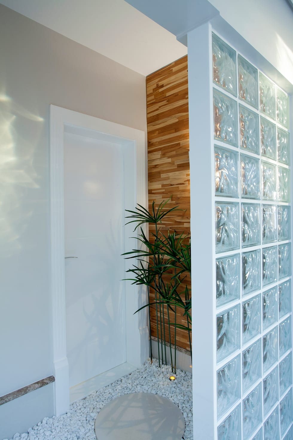 Прозрачные кирпичики для перегородки в интерьере (50 фото) - красивые ...