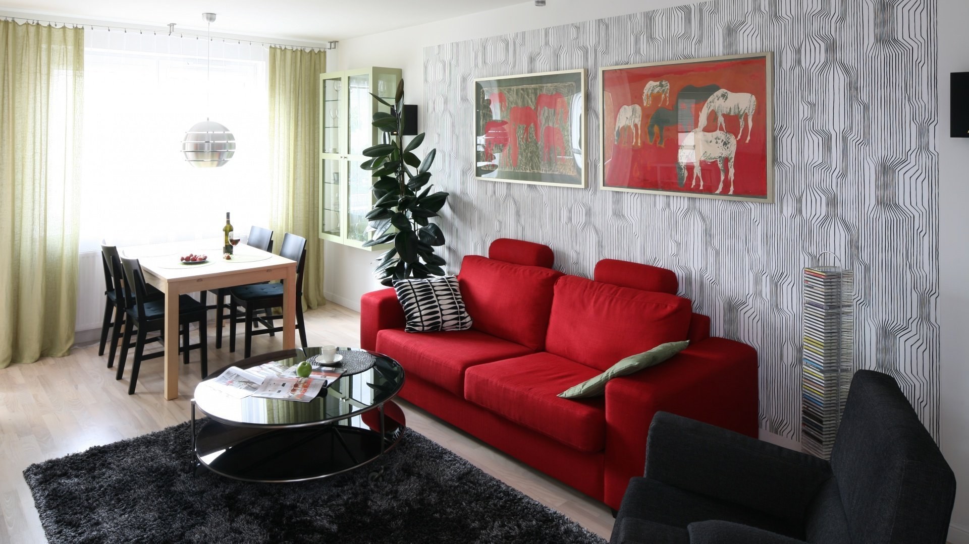 Красный 4 купить квартиру. Гостиная с красным диваном. Красный диван в интерьере гостиной. Интерьер комнаты с красным диваном. Маленькая гостиная с обеденной зоной.