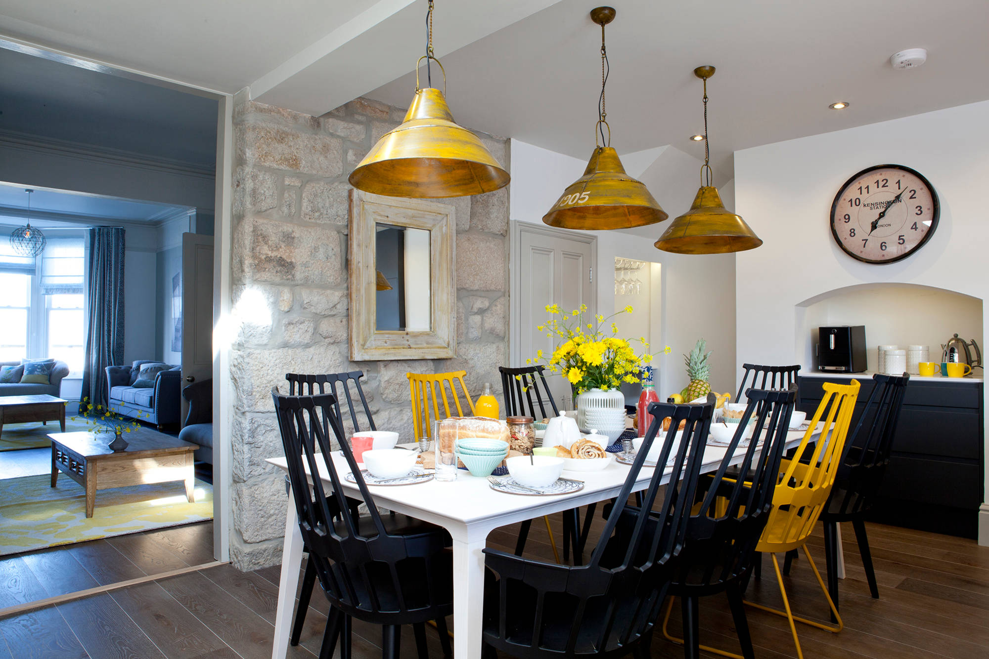 Горчичная столовая. Яркие стулья в интерьере кухни. Кухня с яркими стульями. Кухня с обеденной зоной в частном доме. Кухня с желтыми стульями.