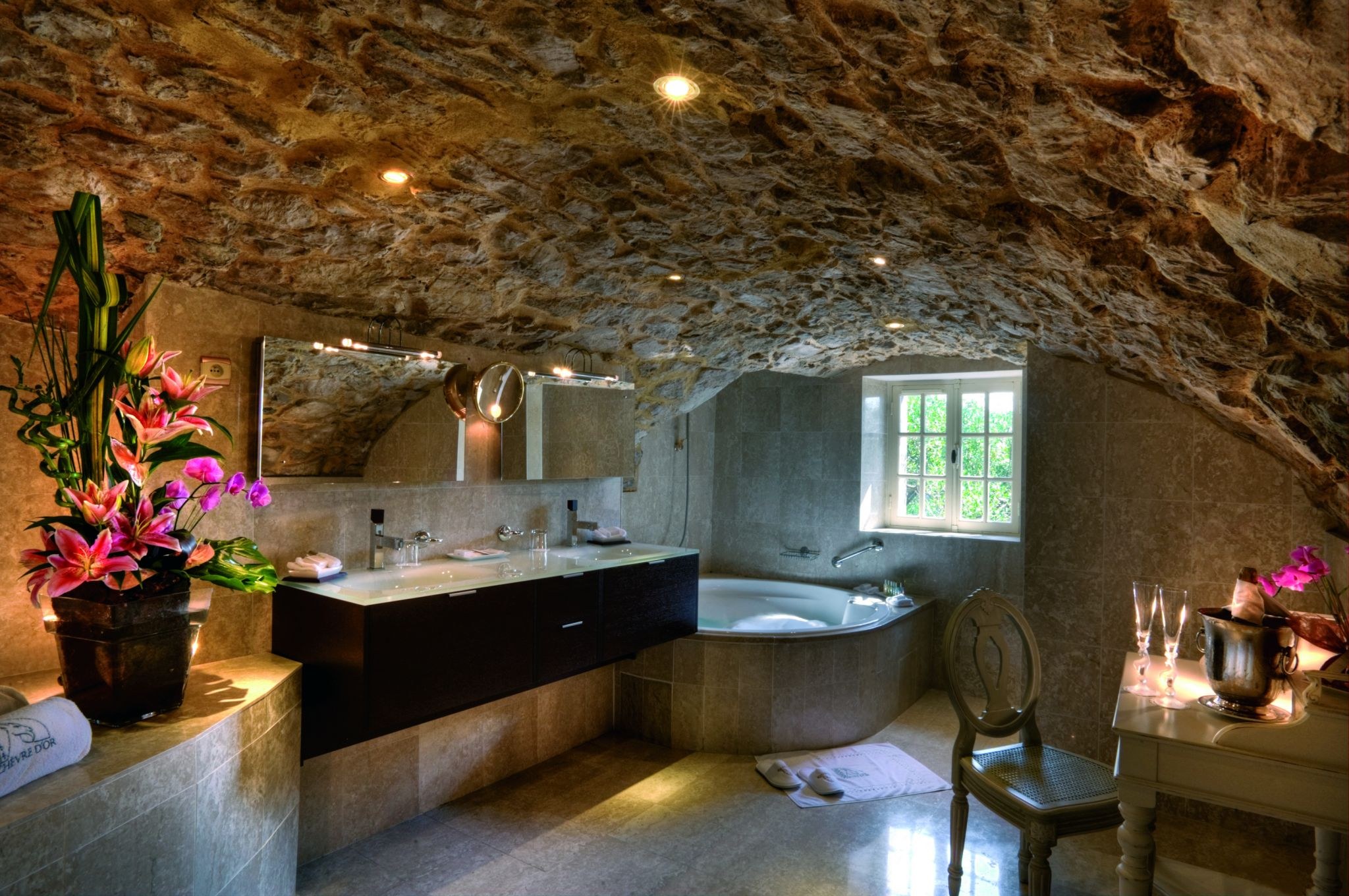 Скала на потолке. Гостиница Beckham Creek Cave Lodge. Ванная в стиле пещеры. Ванная комната в стиле пещеры. Интерьер в стиле пещеры.