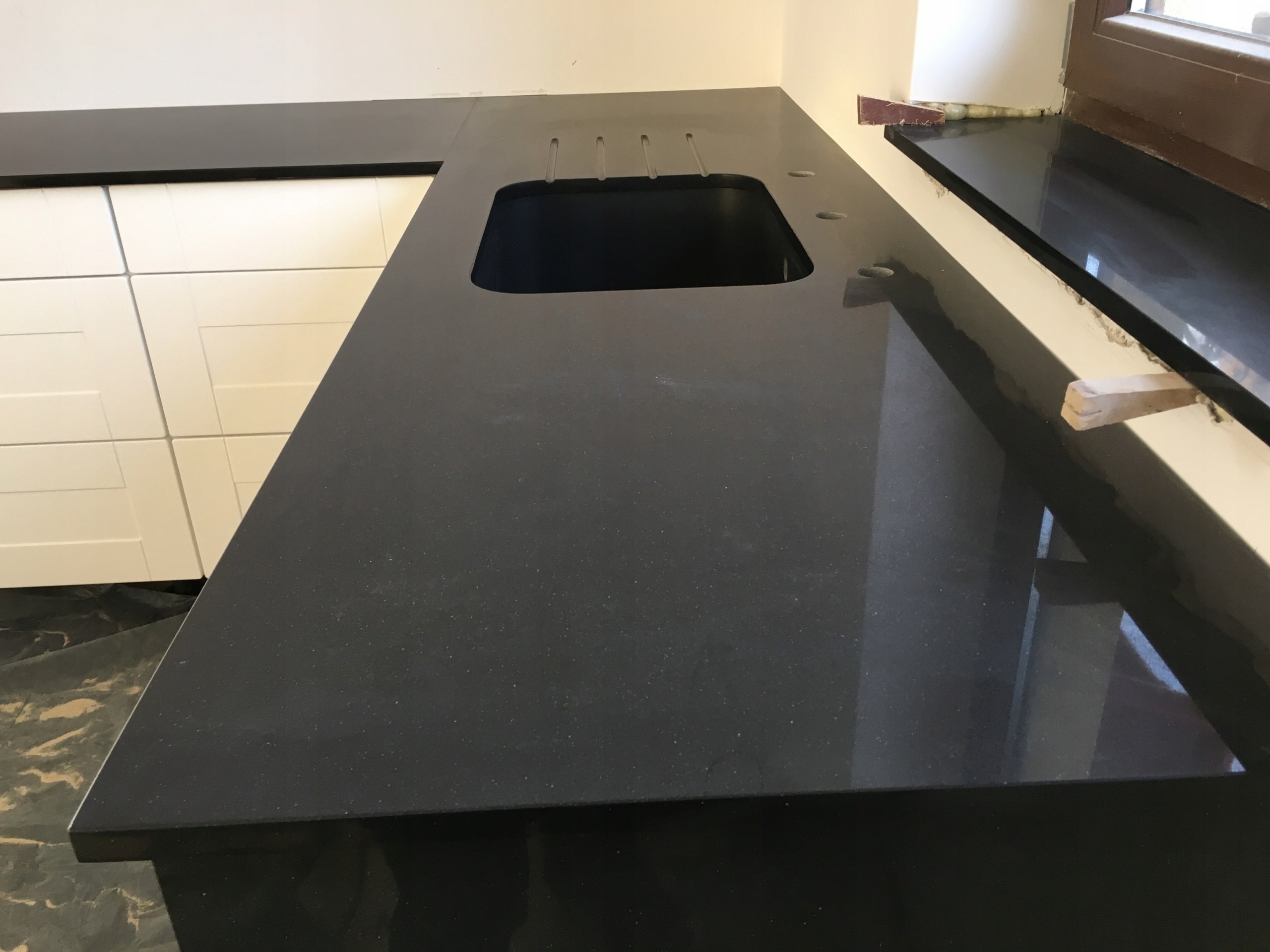 Столешница черный камень для кухни