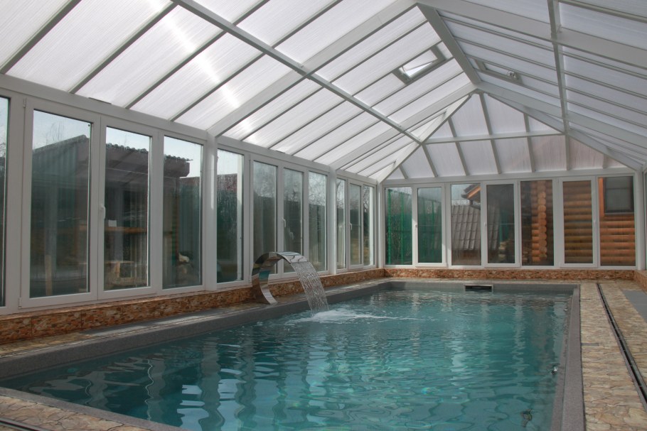 Бассейн с витражными окнами