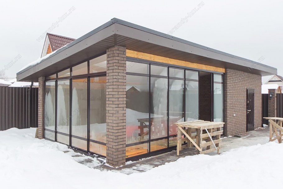 Кирпичная односкатная застекленная беседка