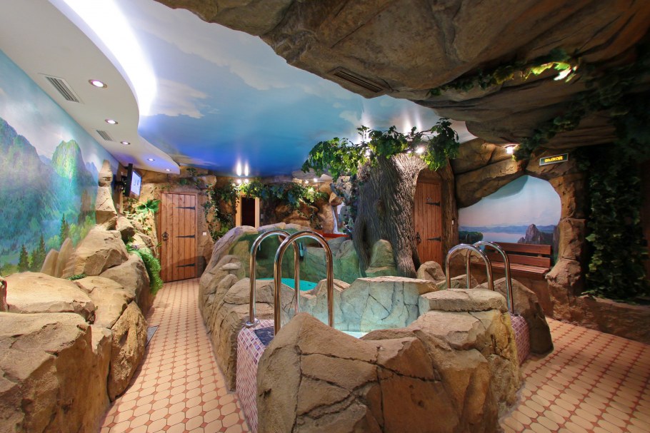 Водопад в аквапарке