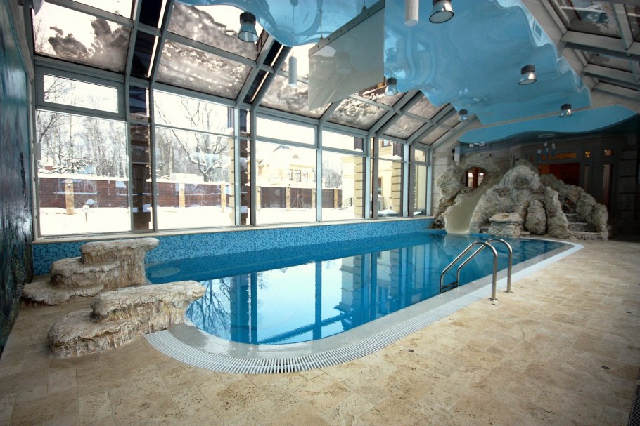 Крытый бассейн с горкой