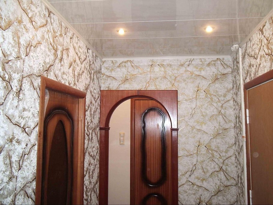 Отделка стен коридора в квартире пластиком