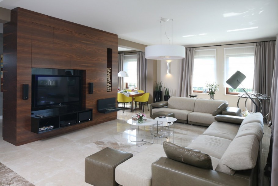 Гостиная с телевизором посередине