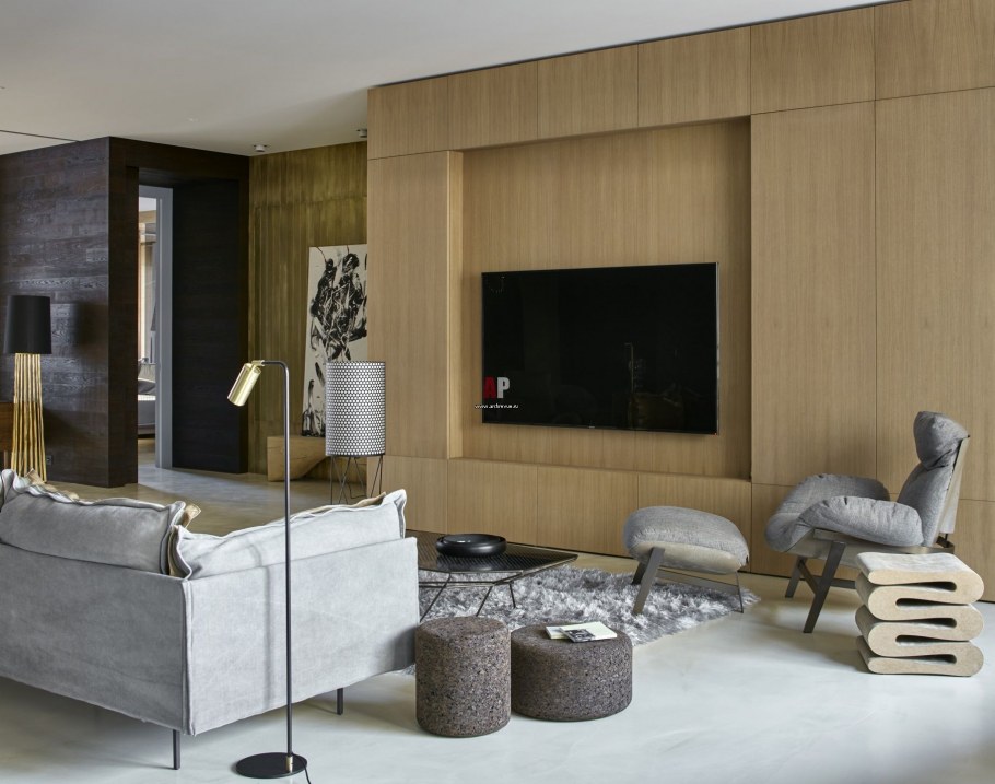 Керамическая плитка на стене в гостиной за телевизором