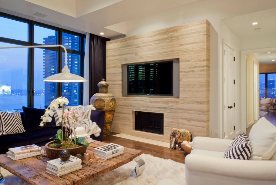 Деревянная стена с камином и телевизором