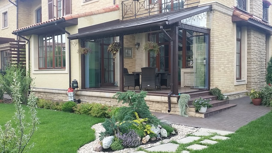 Безрамное остекление входной группы