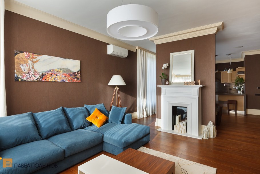 Гостиная с голубым диваном