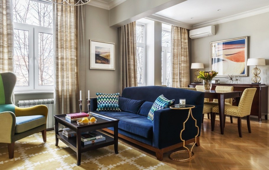 Гостиная с синим диваном