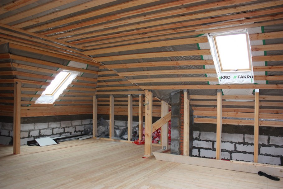 Мансардный этаж с четырехскатной крышей