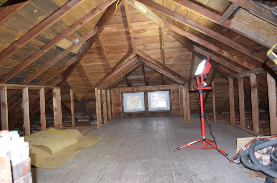 Чердак четырехскатной крыши