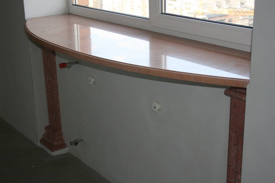 Барный стол у окна