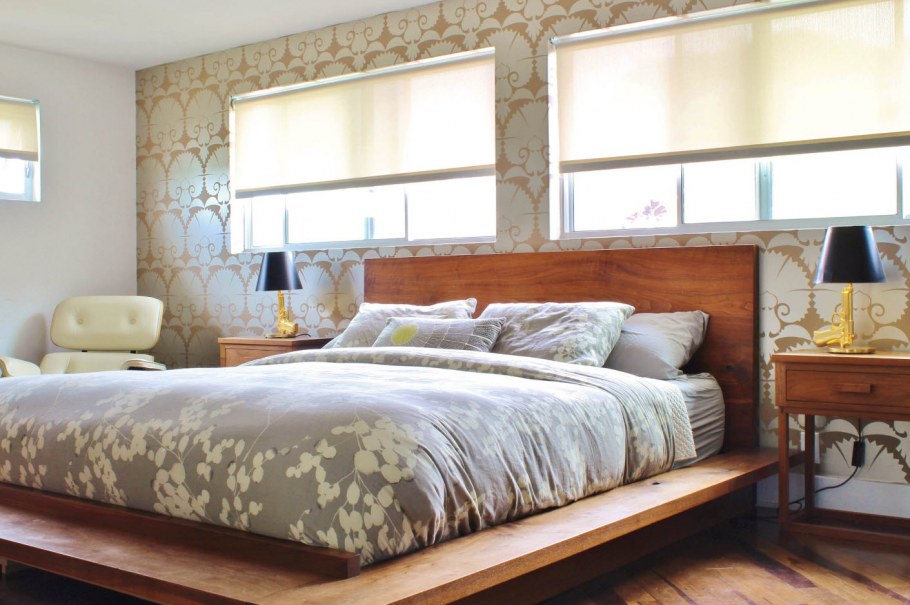 Кровать у окна в спальне