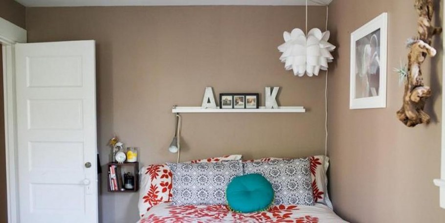 Спальня с кроватью у стены