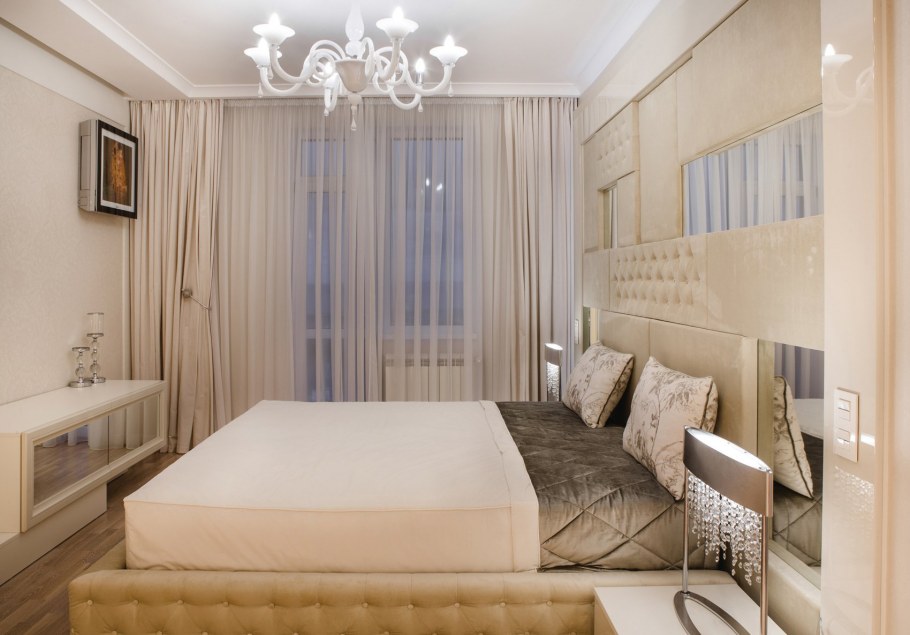 Спальня в бежевых тонах с яркими акцентами