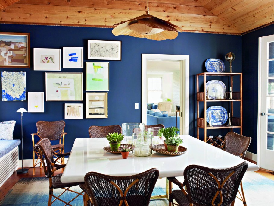 Сочетание синего с деревом в интерьере