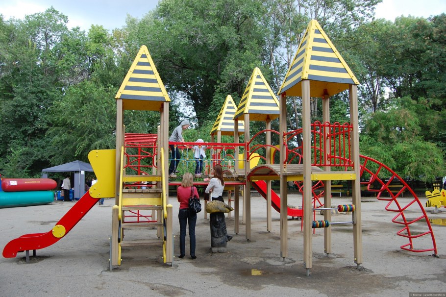 Аткрыцеоны в детском парке в Саратове