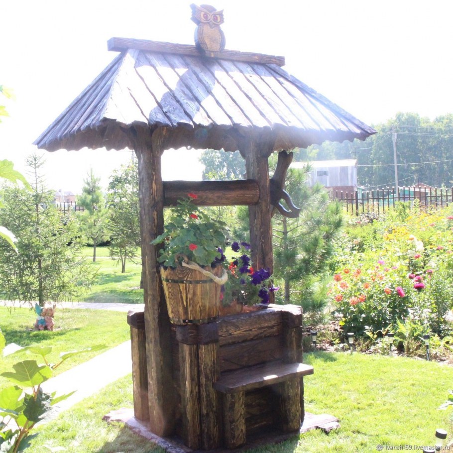 Резной декоративный колодец