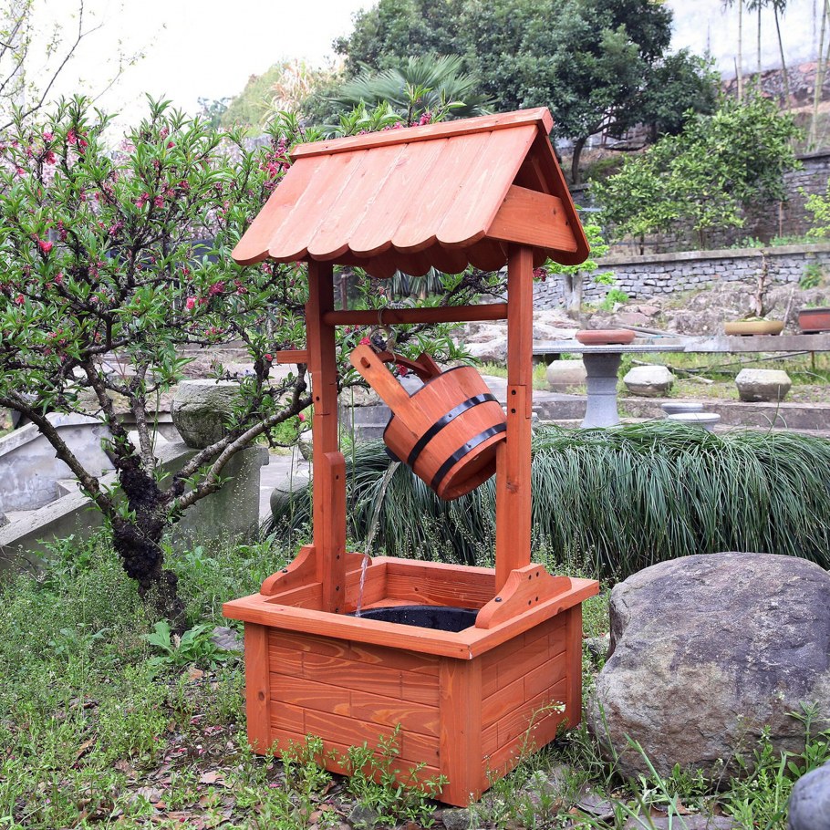 Декоративный колодец на даче