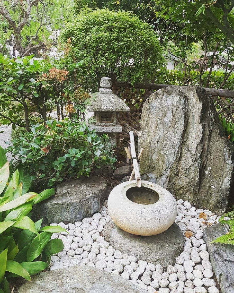 Японская каменная чаша цукубай