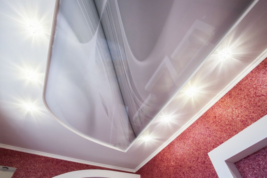 Серый парящий потолок