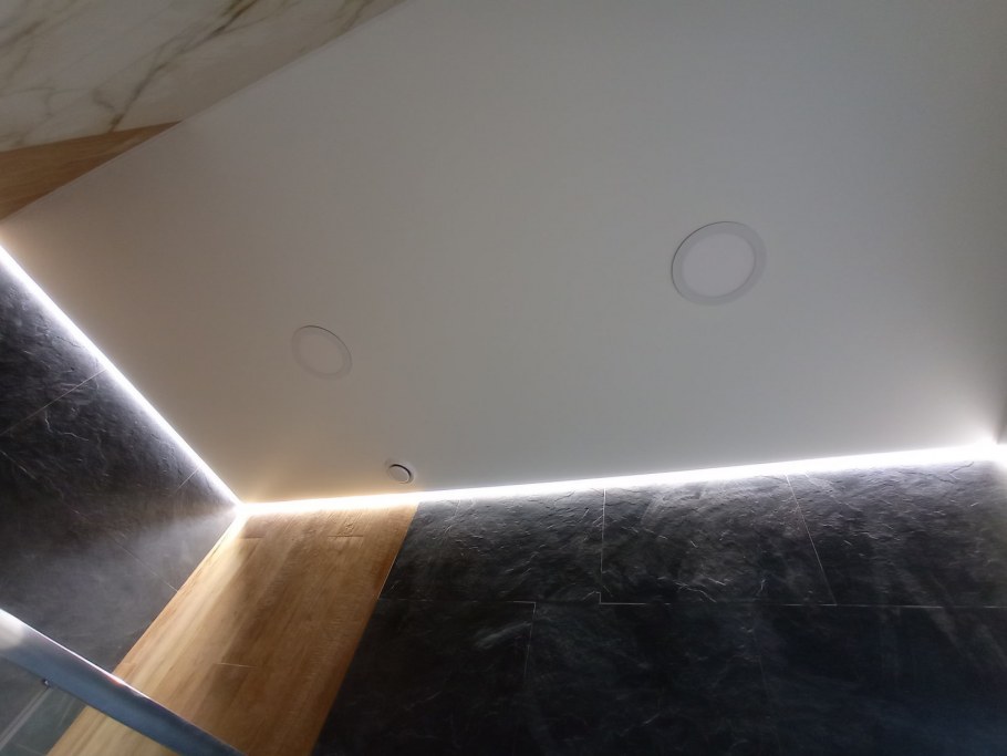 Натяжной потолок без плинтуса с подсветкой