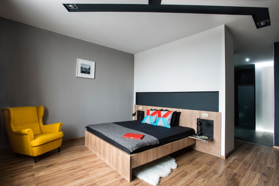 Двуспальная кровать в студии