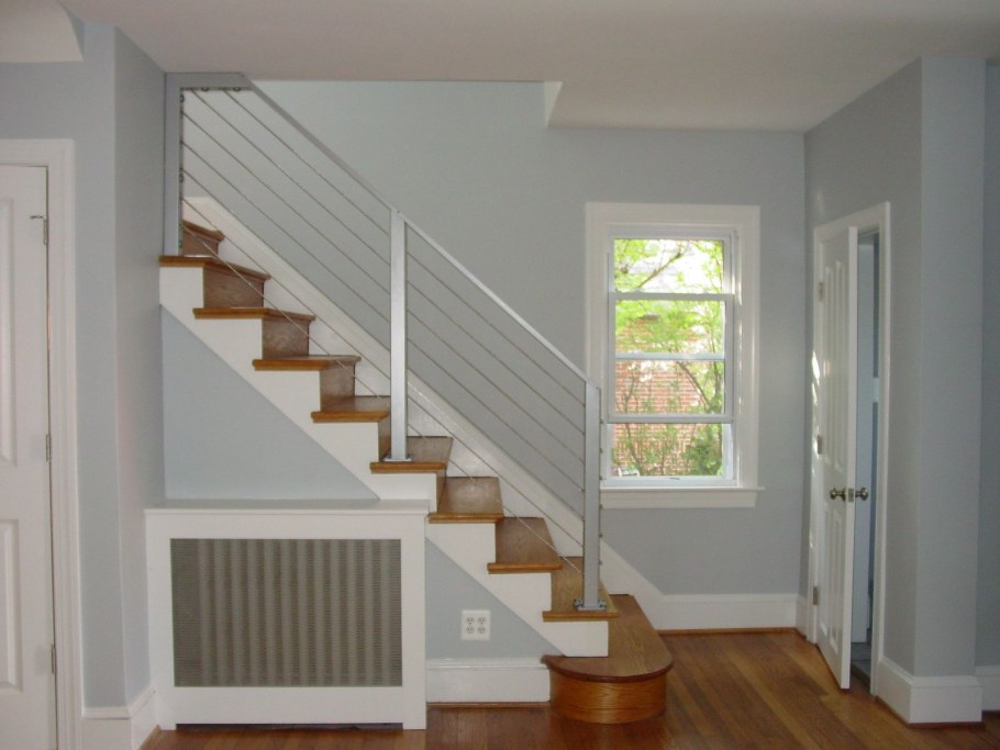 Ограждение окна вдоль лестницы