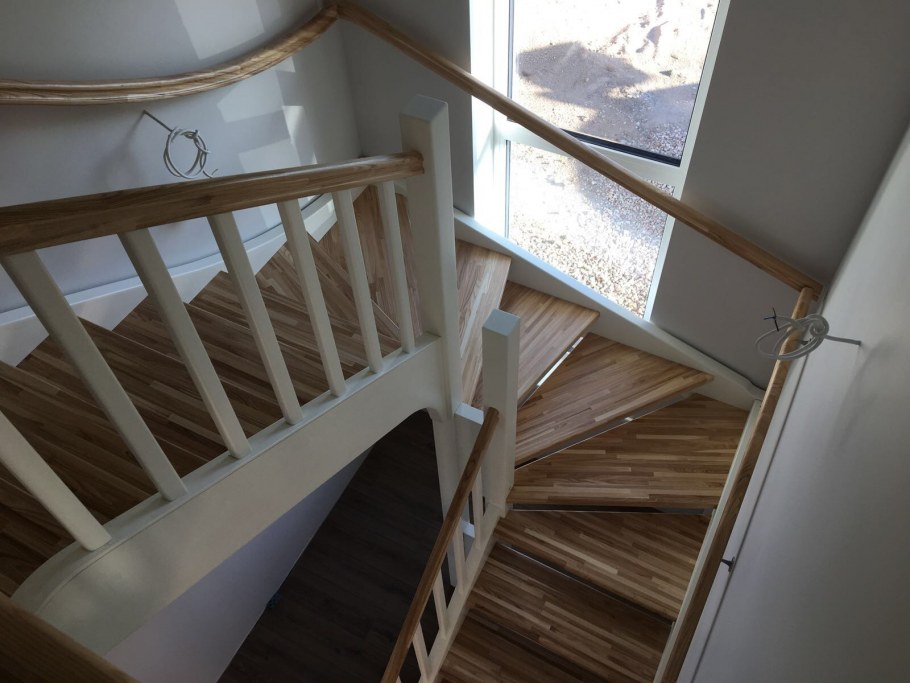 Окно на лестнице в частном доме