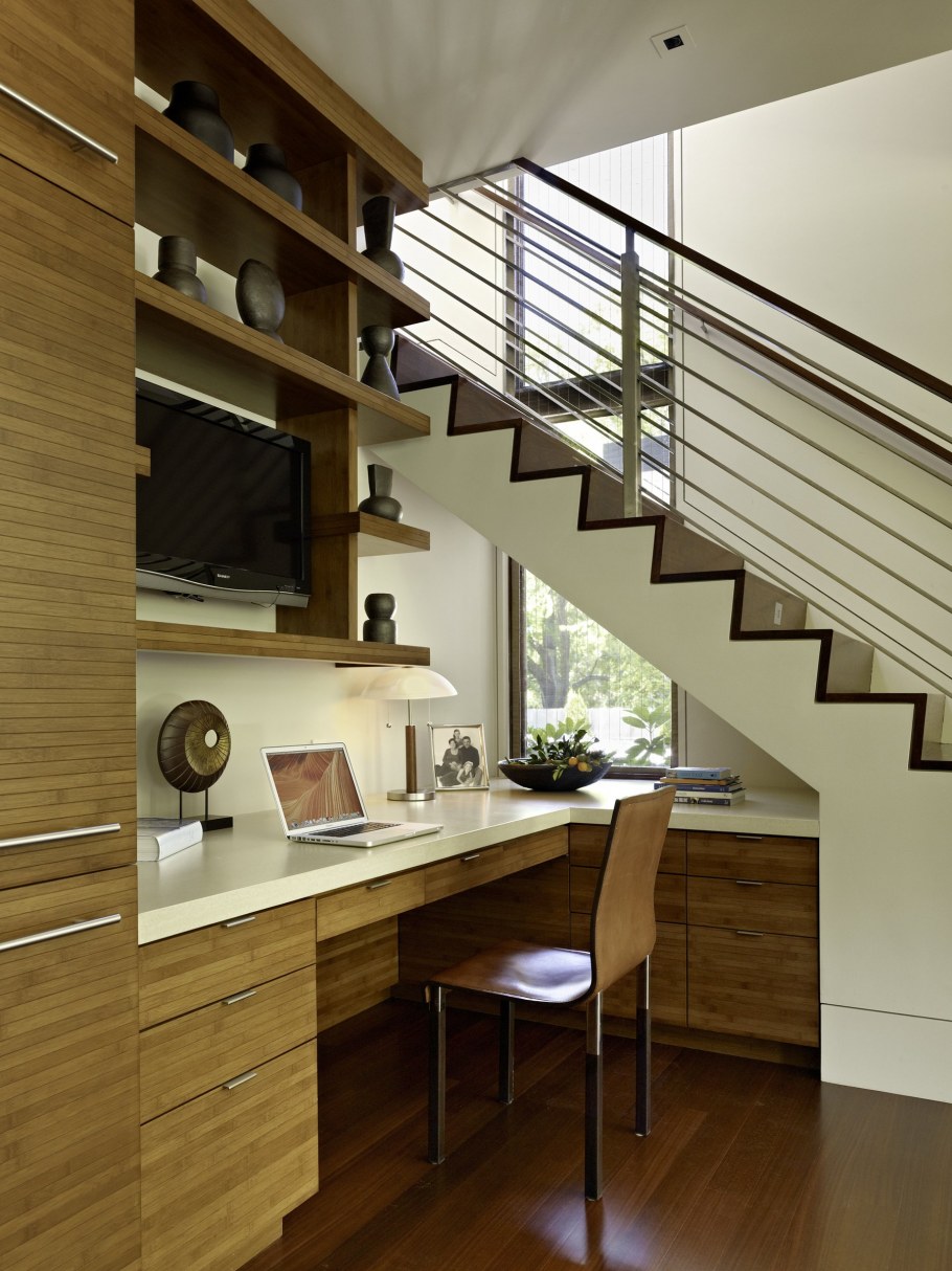 Компьютерный стол под лестницей