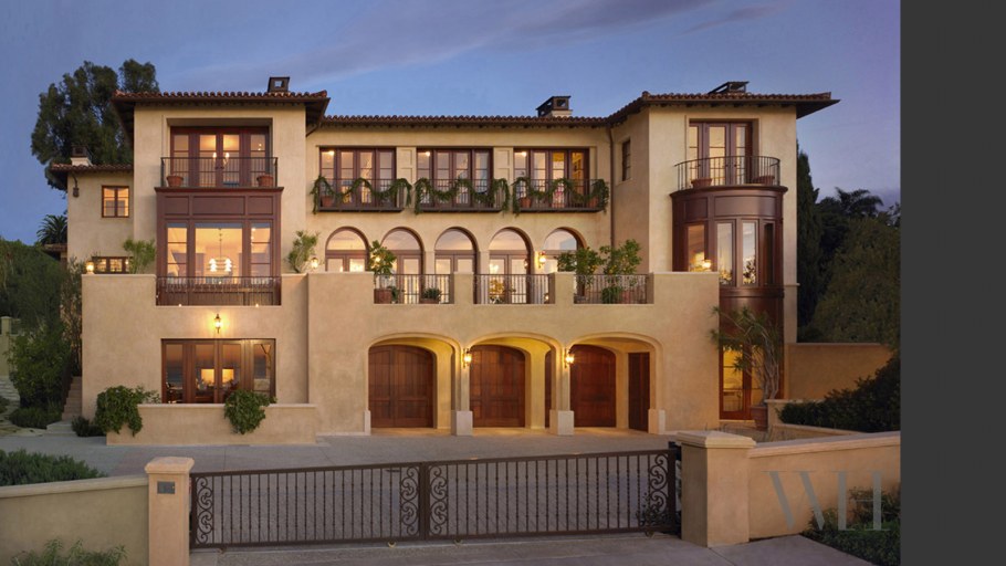 Трехэтажный дом в средиземноморском стиле