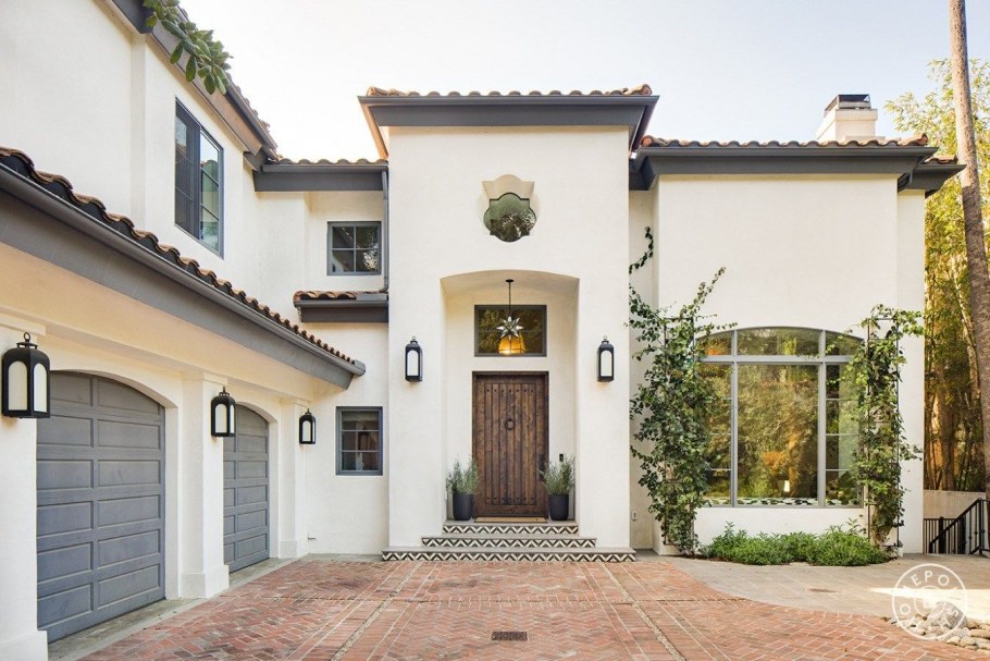 Белые фасады домов в Испании