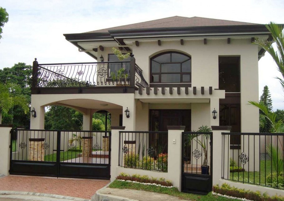 Двухэтажный дом с воротами