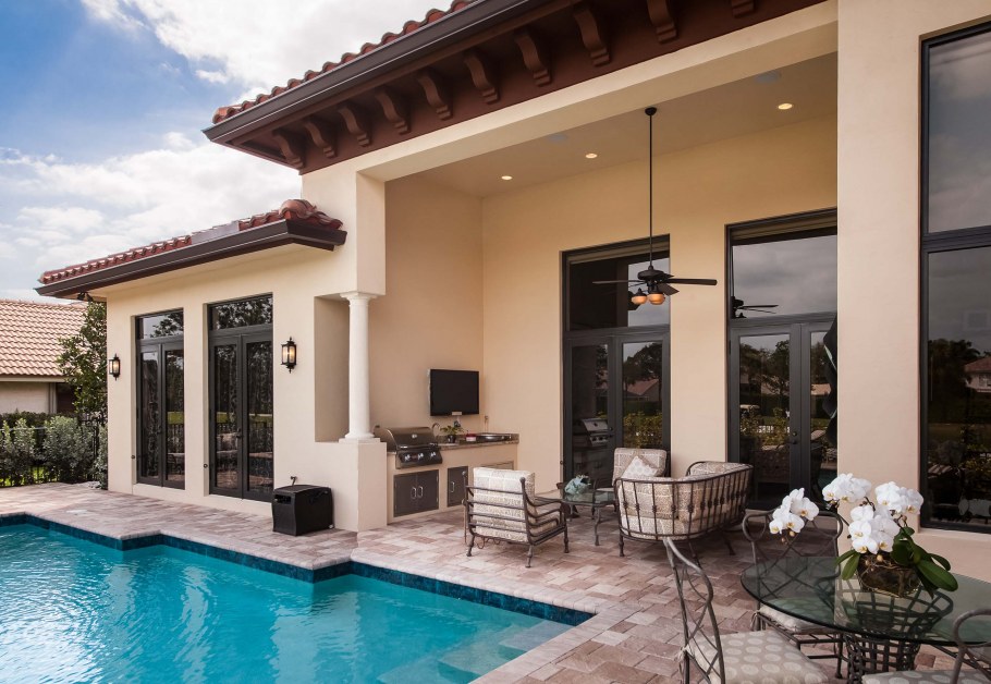 Двор в средиземноморском стиле с бассейном