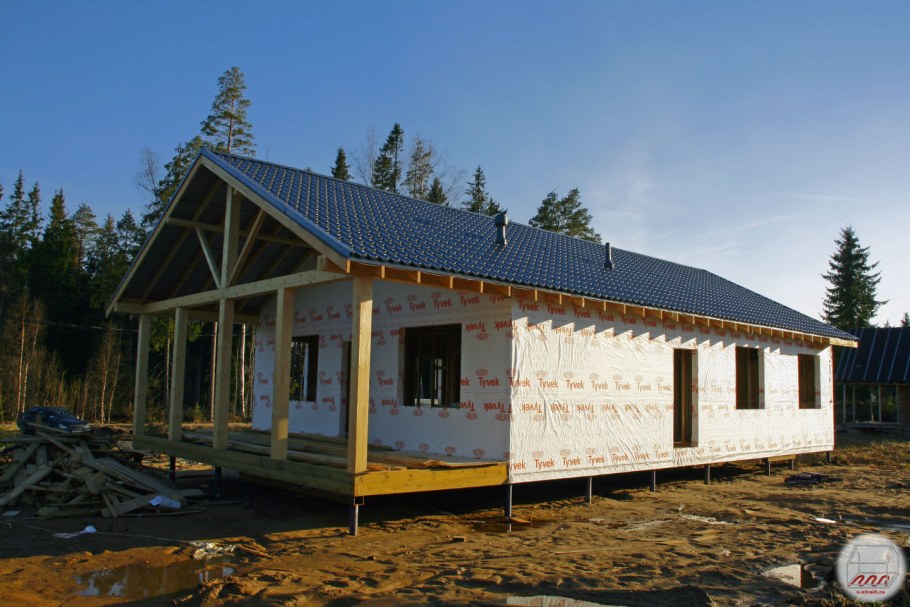 Терраса под общей крышей с домом