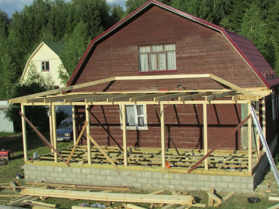 Брусовой дом с террасой