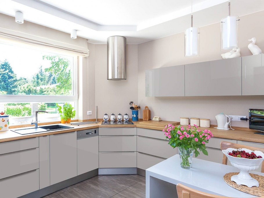 Интерьер кухни с окном