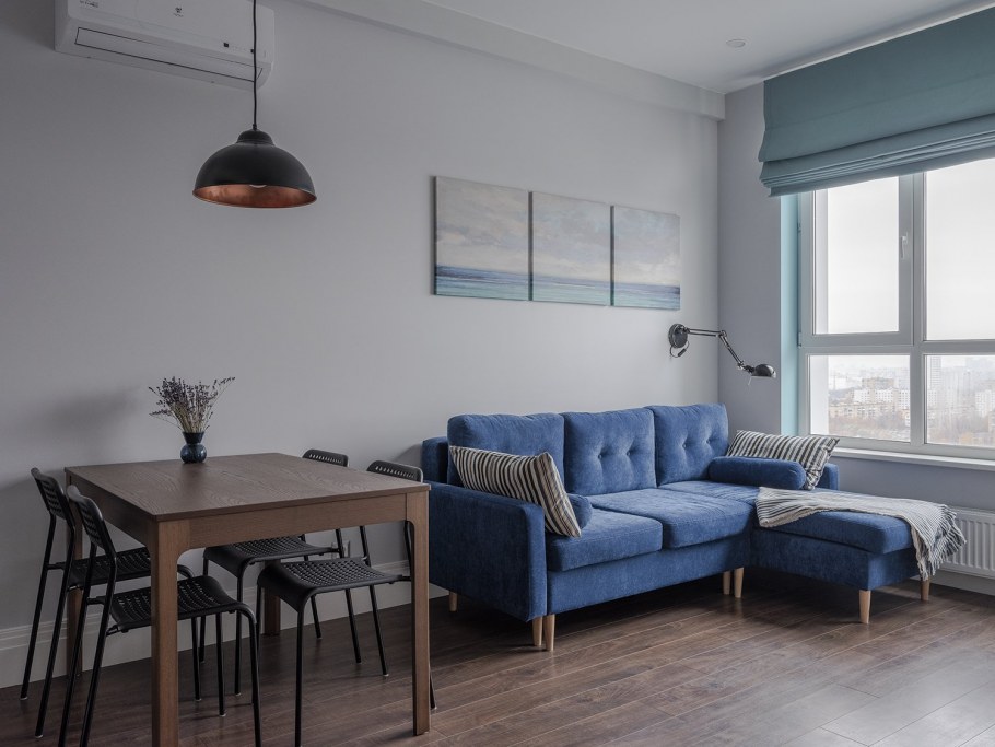 Синий диван на кухне