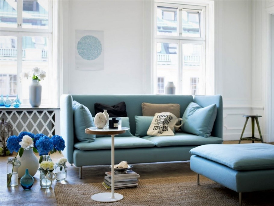 Гостиная с синим диваном