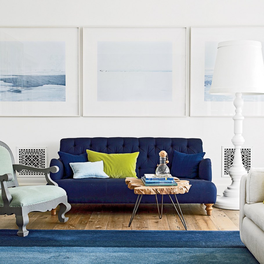 Синий диван в сером интерьере