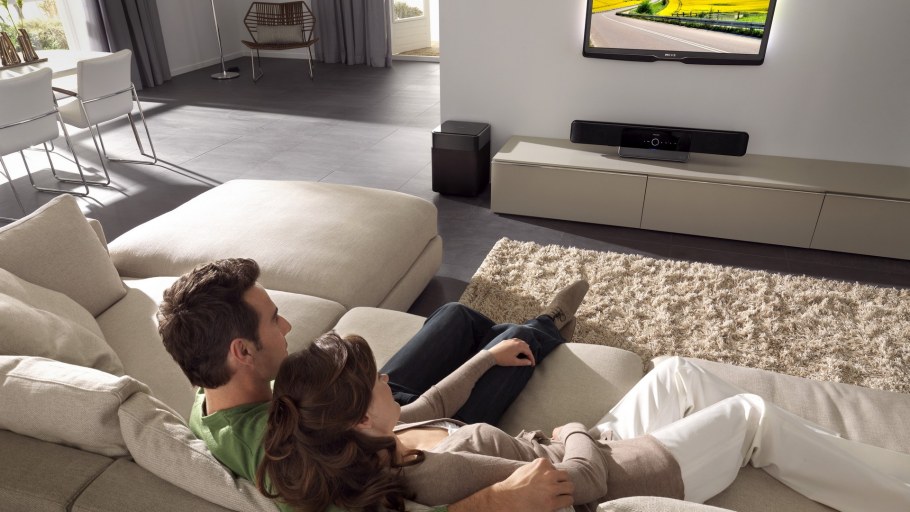 Торшер в интерьере гостиной