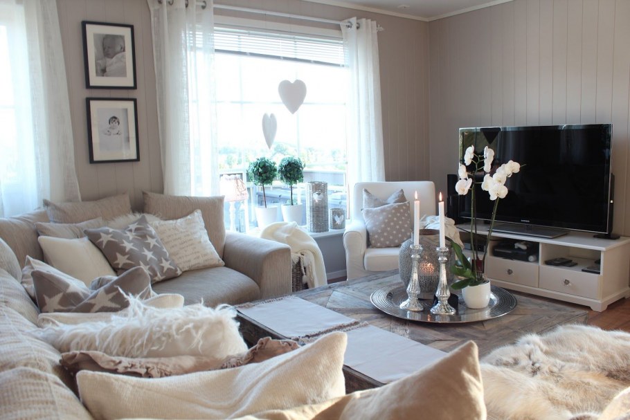 Beige Sofa in livingroom в хрущёвке