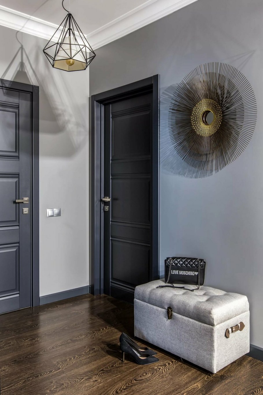 Светлые обои на фоне темных дверей