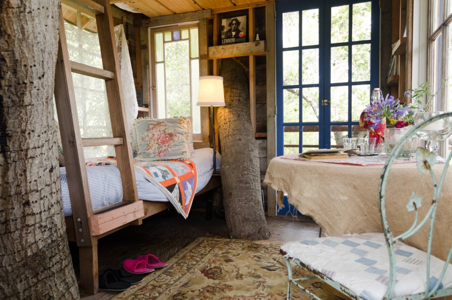 Домик на дереве интерье