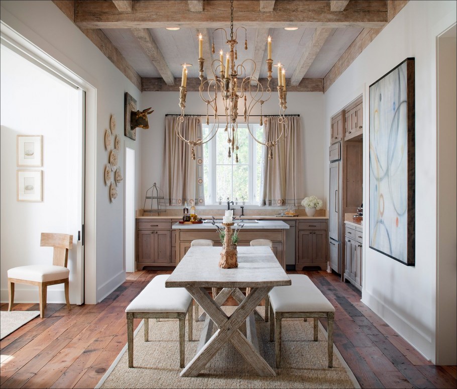 Гостиная с белыми стенами